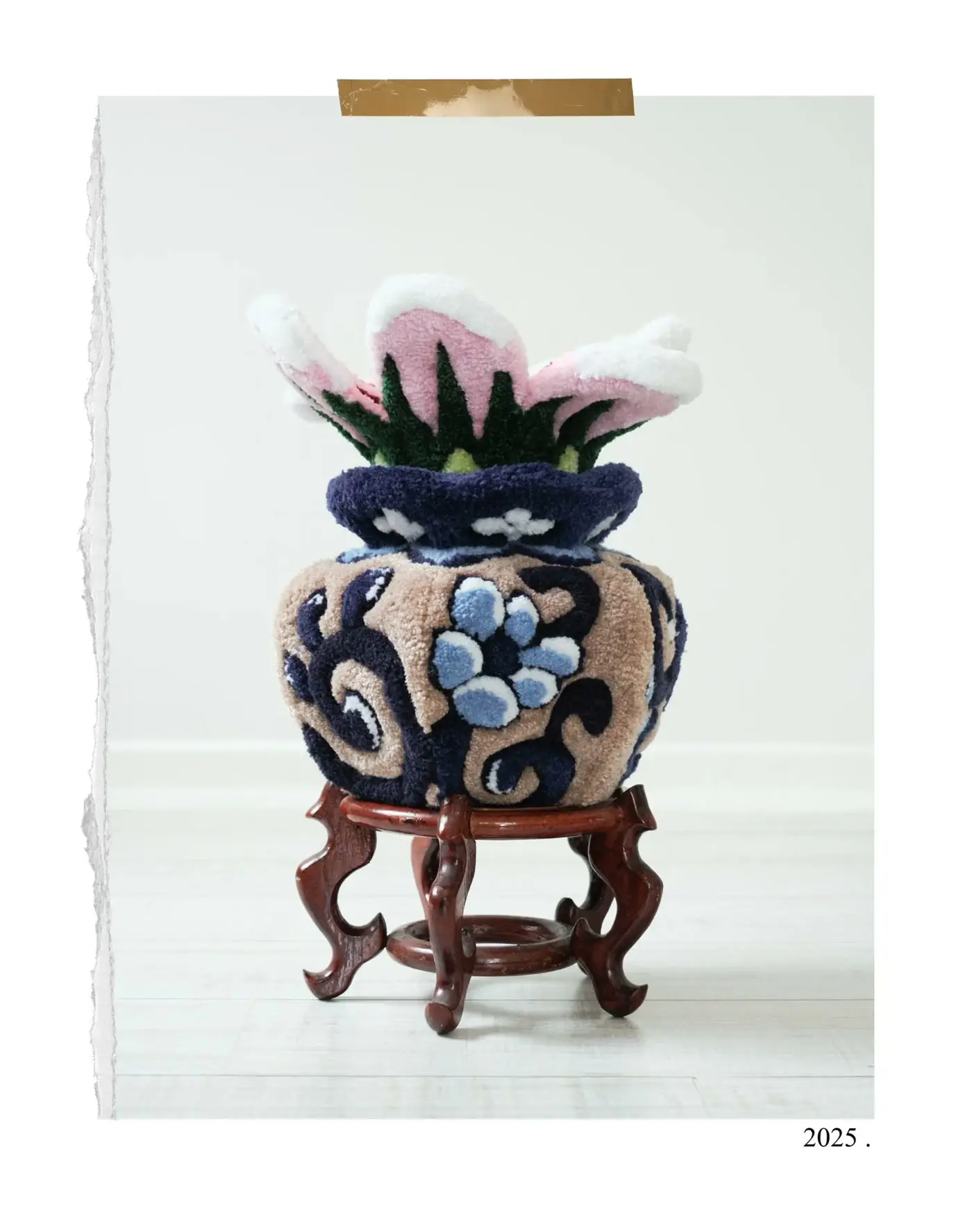 Tufted 3D flower vase by Shishi San